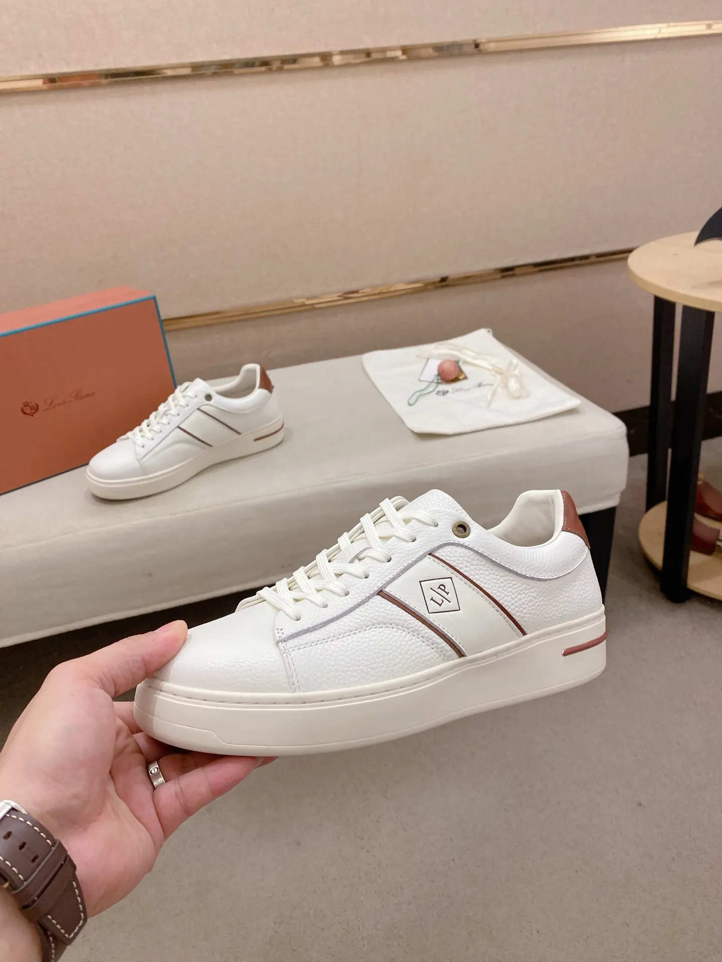Men's shoes💰: 580💰🔥𝐥𝐨𝐫𝐨 𝐏𝐢𝐚𝐧𝐚 lp classic loafers, an Italian treasure brand, the only brand that can match Hermès! Only after wearing it do we realize that we can’t live up to our feet. The upper is made of imported first-layer cowhide with breathable fly-knit fabric, water-dyed cowhide foot pads, and the official original glass rubber outsole and pendant. Exclusive original packaging (tag ➕ brand paper ➕ outer box ➕ hand bag) code number: 38-44. Can be customized 45-46